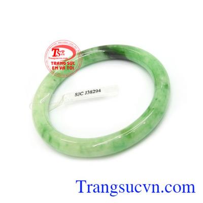 Vòng tay cẩm thạch đeo hợp thời trang và phong thủy phái đẹp, ngọc phỉ thúy từ xưa đến nay rất được mọi người ưa chuộng với ý nghĩa mang lại may mắn, giải trừ tà khí, mang lại bình an và hạnh phúc cho người đeo