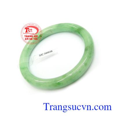 Vòng ngọc Thiên nhiên cẩm thạch đeo sang trọng quý phái, ngọc cẩm thạch còn chứa nguồn năng lượng dồi dào, có tác dụng giải trừ tà khí, mang lại may mắn, tài lộc và bình an cho người đeo