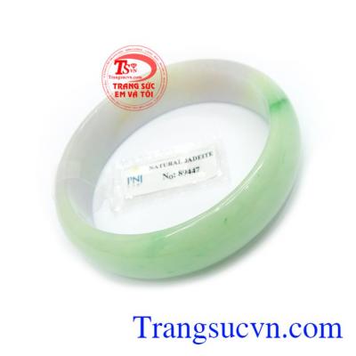 Vòng Cẩm Thạch Đẹp đeo hợp thời trang và phong thủy, ngọc cẩm thạch từ xa xưa đã được nhiều người ưa chuộng bởi ý nghĩa chiêu tài lộc, giải trừ tà khí, mang lại bình an, may mắn và hạnh phúc cho người đeo