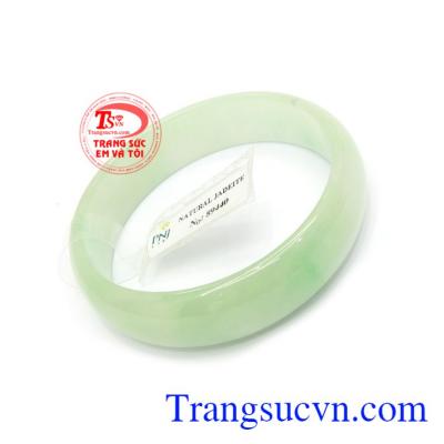 Vòng ngọc đá cẩm thạch trong chứa nguồn năng lượng tốt, là sự kết tinh của tự nhiên, có tác dụng giải trừ tà khí, mang lại may mắn, tài lộc và bình an cho người đeo