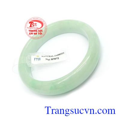 Vòng cẩm thạch thiên nhiên được rất nhiều người ưa chuộng như là lá bùa hộ mệnh cho bản thân