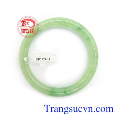 vòng cẩm thạch có tác dụng mang lại bình an, may mắn và tài lộc cho người đeo