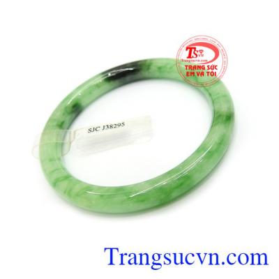 Vòng ngọc cẩm thạch có tác dụng điều hòa huyết áp, nhịp tim, giảm căng thẳng, strees và mang lại may mắn, thuận lợi trong cuộc sống cũng như công việc của chủ nhân