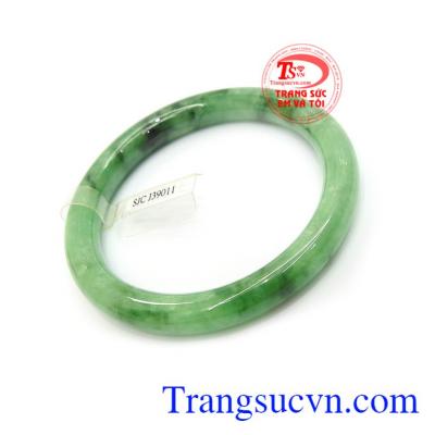 Vòng ngọc kiểm định đeo hợp thời trang, phong thủy, ngọc cẩm thạch chứa nguồn năng lượng dồi dào, rất được nhiều người ưa chuộng từ xưa đến nay, nó có tác dụng mang lại bình an, tài lộc và may mắn cho người đeo