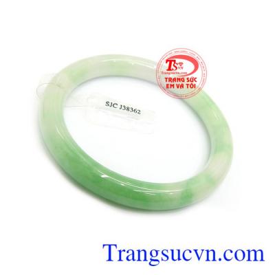 Vòng tay ngọc giá tốt đeo hợp phong thủy, mang lại tài lộc, bình an, may mắn cho chủ nhân, là sản phẩm được rất nhiều người ưa chuộng