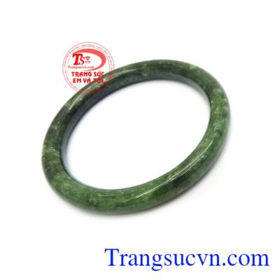 Vòng tay cẩm thạch đeo hợp thời trang và phong thủy, ngọc cẩm thạch từ xa xưa đã được nhiều người ưa chuộng bởi ý nghĩa chiêu tài lộc, giải trừ tà khí, mang lại bình an, may mắn và hạnh phúc cho người đeo