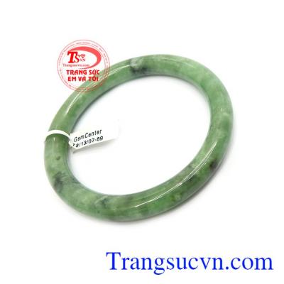 Ngọc cẩm thạch vòng tay đeo hợp phong thủy, ngọc phỉ thúy có tác dụng xua đuổi ma quỷ, mang đến bình an, hạnh phúc và thăng tiên trong công việc cho người đeo