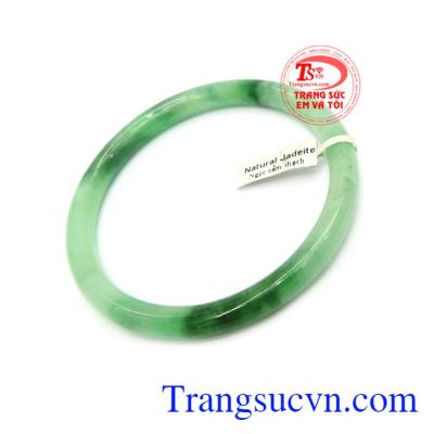 Ngọc cẩm thạch vân đẹp từ xưa đến nay rất được ưa chuộng bởi ý nghĩa mang lại may mắn, tài lộc, giải trừ tà khí, mang hạnh phúc và bình an cho người đeo