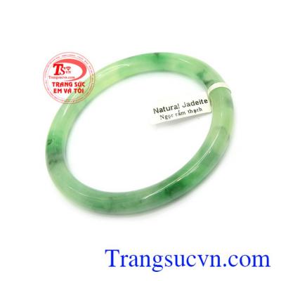 ngọc cẩm thạch chứa nguồn năng lượng dồi dào, có tác dụng chiêu tài lộc, giải trừ tà khí, mang lại bình an, may mắn và hạnh phúc cho người đeo