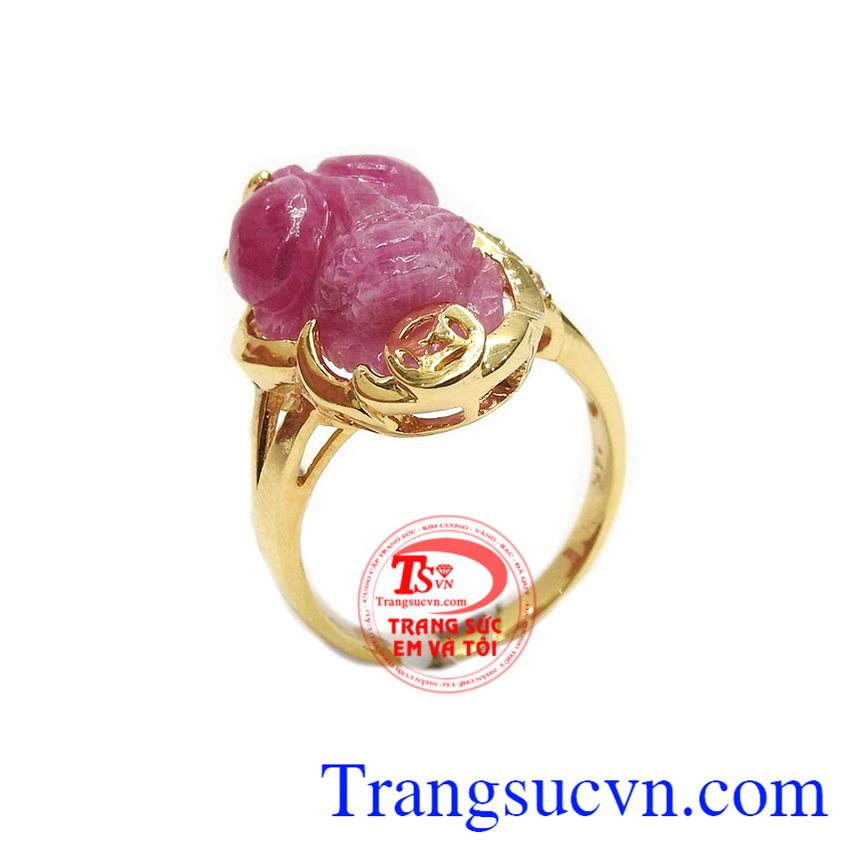 Nhẫn ruby tỳ hưu phú quý là sản phẩm đá ruby được chế tác hình tỳ hưu tinh tế, sắc nét, bọc vàng 14k sang trọng