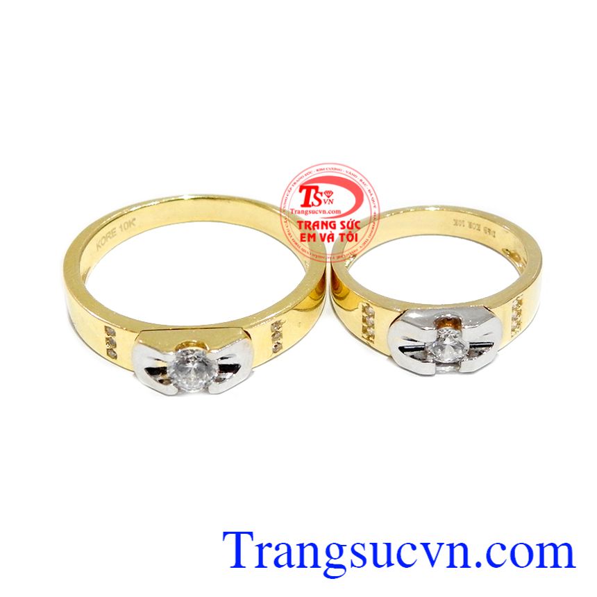 Nhẫn cưới độc đáo Korea là sản phẩm được kết hợp từ vàng trắng và vàng màu.