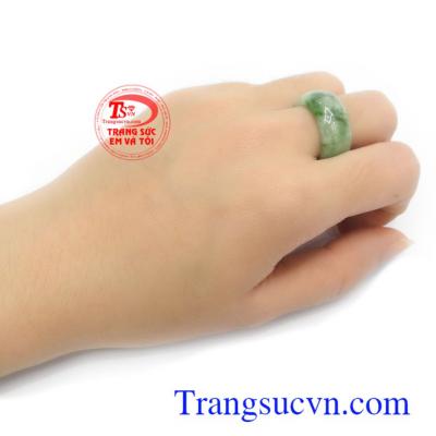 Nhẫn phù hợp đeo ngón cái, ngón giữa, ngón nhẫn, cả nam và nữ đều đeo được