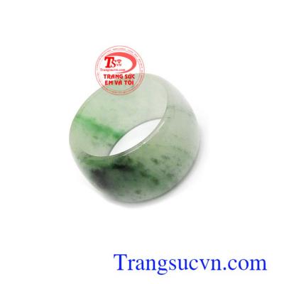 Nhẫn ngọc vân sọc đeo hợp thời trang và phong thủy