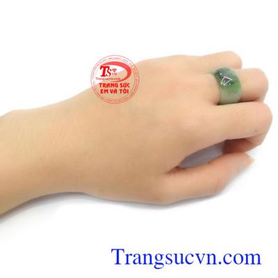 Nhẫn ngọc vân sọc trong phong thủy có tác dụng giải trừ tà khí, chiêu tài lộc may mắn cho người đeo.