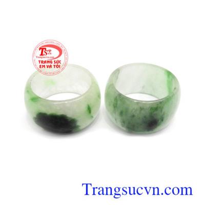 Nhẫn ngọc đeo tay sang trọng