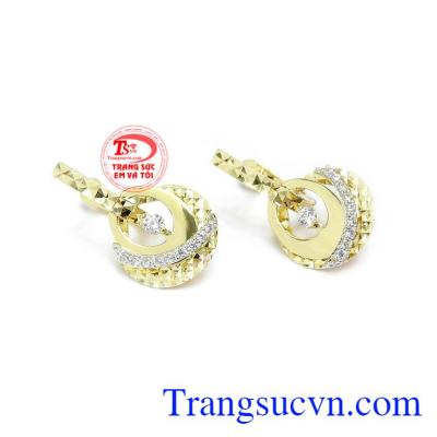 Hoa tai giúp cho người đeo thêm hoàn thiện, thu hút ánh nhìn của người đối diện. 