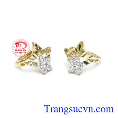  Sản phẩm kết hợp từ vàng màu 10k và đá Cz giúp sản phẩm càng thêm nổi bật.