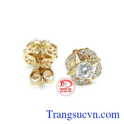 Đôi hoa tai mang thiết kế dạng nụ, nhỏ gọn và trẻ trung.