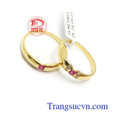 Đôi Nhẫn Cưới Tình Yêu Son Sắt với đá Ruby được xem là biểu tượng của tình yêu, biểu trưng cho sự nồng nàn và lãng mạn, được lựa chọn như là biểu tượng của hạnh phúc viên mãn trong tình yêu