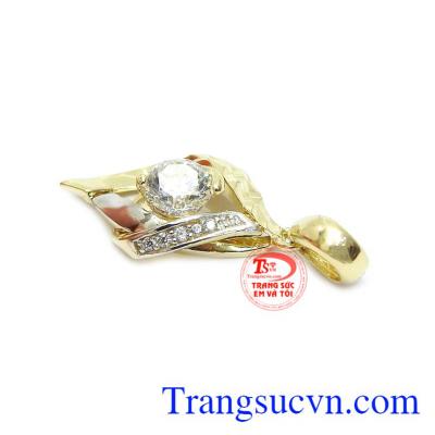 Với sản phẩm này, bạn gái có thể kết hợp cùng nhiều phụ kiện và trang phục khác nhau. 