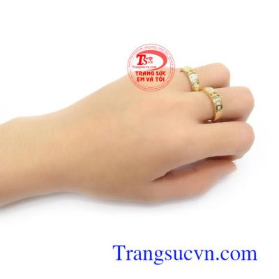 Nhẫn Cưới Gắn Đá Saphir May Mắn