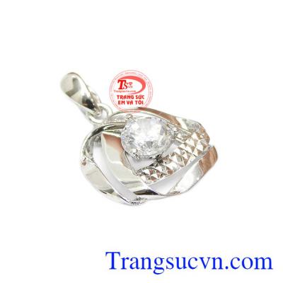 Sản phẩm được chế tác từ vàng trắng 10k đảm bảo độ bền đẹp. 