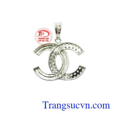 Mặt dây channel size L Hàn Quốc được chế tác từ vàng trắng 10k kết hợp cùng đá Cz tạo sự lấp lánh cho sản phẩm.