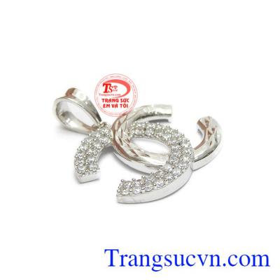 Mặt dây với kiểu dáng vô cùng quen thuộc nhưng không kém phần sang trọng sẽ giúp bạn gái càng trở nên thu hút hơn.