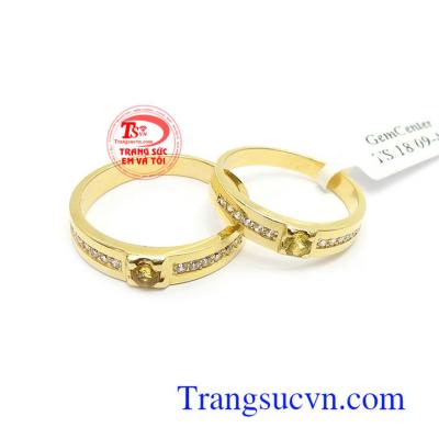 hẫn Cưới Gắn Saphir Lứa Đôi là biểu tượng cho tình yêu, niềm vui, sự giàu có và lòng chung thủy, là viên đá của mùa cưới