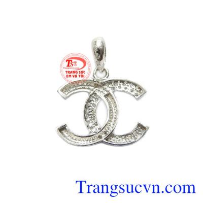 Mặt dây channel size M Hàn Quốc được thiết kế với kích thước tương đối, không quá to cũng không quá nhỏ.