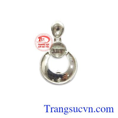 Mặt dây lấp lánh vàng trắng Hàn Quốc mang đến người dùng nét sang trọng và quyến rũ.