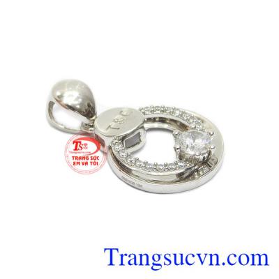 Sản phẩm chế tác từ vàng tây 10k kết hợp với đá Cz giúp sản phẩm càng thu hút ánh nhìn.