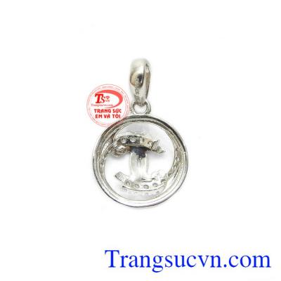 Mặt dây channel Hàn Quốc đẹp được thiết kế với phong cách trẻ trung, thời thượng hợp thời trang. 