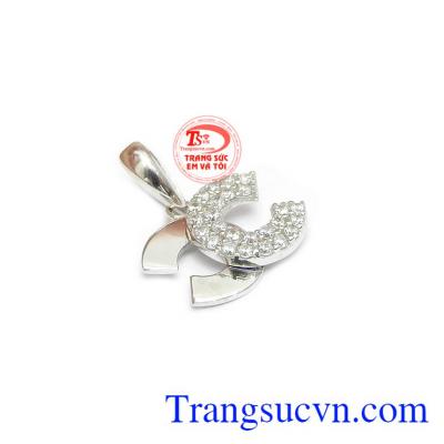 Sản phẩm thiết kế nhỏ gọn, kết hợp với nhiều kiểu trang phục và phụ kiện khác nhau. 