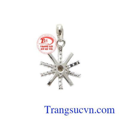 Mặt dây hậu duệ mặt trời Hàn Quốc được chế tác từ vàng trắng kết hợp cùng các viên đá Cz nhỏ xinh.