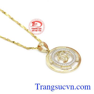 Bộ trang sức được chế tác từ vàng tây 10k, sáng bóng, bền đẹp.