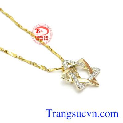 Sản phẩm được chế tác từ vàng tây 10k sáng bóng, bền đẹp.