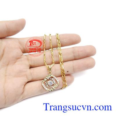 Bộ trang sức gồm mặt dây và dây chuyền. 