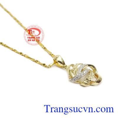 Sản phẩm chế tác từ vàng 10k sáng bóng, bền đẹp.