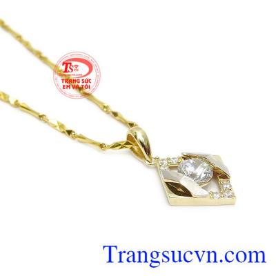 Bộ sản phẩm được chế tác từ vàng tây 10k bền đẹp, sang bóng.