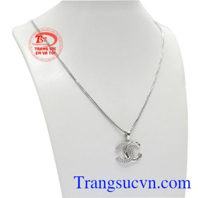 Bộ trang sức channel size L Hàn Quốc được thiết kế với kiểu dáng quen thuộc, sang trọng và đầy cá tính. 