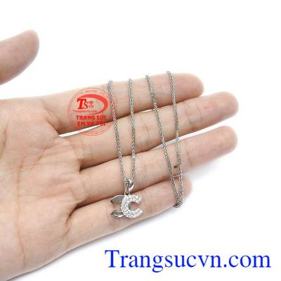 Bộ sản phẩm nhỏ gọn, kết hợp được với nhiều kiểu trang phục. Bộ trang sức channel Hàn Quốc tỏa sáng