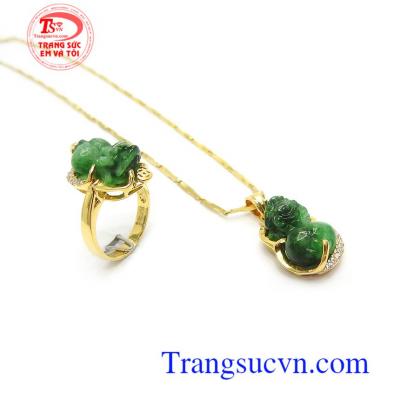 Bộ Trang Sức Tỳ Hưu Cát Tường gắn Tỳ hưu là linh vật có tác dụng giải trừ tà khí, mang lại điều tốt lành như tài lộc, may mắn trong công việc và cuộc sống
