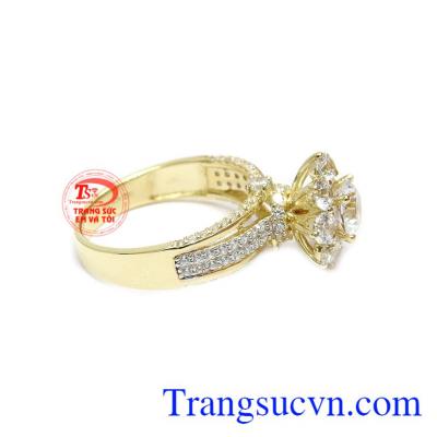 Mặt nhẫn kết hợp từ các viên đá Cz lấp lánh thành bông hoa rực rõ.