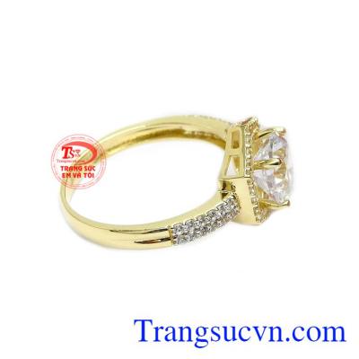 Sản phẩm kết hợp từ vàng tây 10k và đá Cz tạo điểm nhấn nổi bật cho chiếc nhẫn.