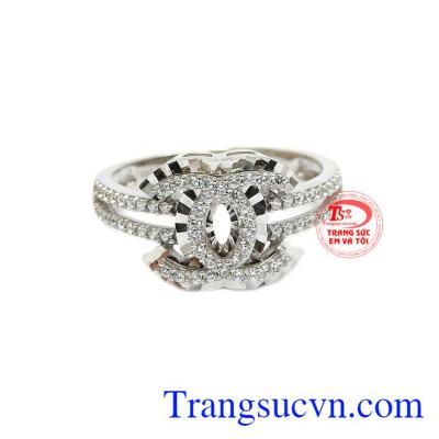 Nhẫn nữ channel Hàn Quốc được chế tác từ vàng trắng 10k với thiết kế rất tinh tê và sáng tạo.