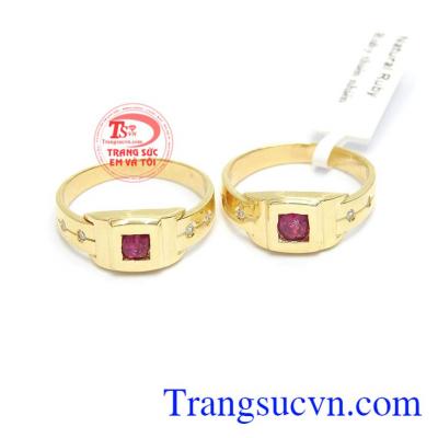 Nhẫn cưới được gắn đá ruby tượng trưng cho tình yêu nồng cháy