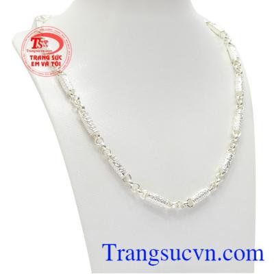 Dây chuyền bạc nam kim tiền được thiết kế trẻ trung, năng động.