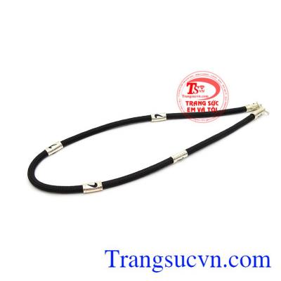 Sản phẩm có thể kết hợp cùng mặt dây bạc hoặc mặt dây đá quý.