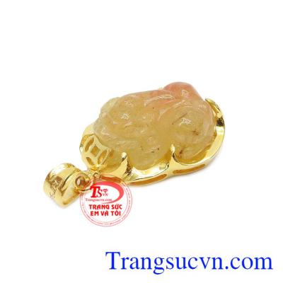 Mặt dây tỳ hưu thạch anh tóc thiên nhiên được chế tác từ vàng tây 14k và thạch anh tóc thiên nhiên hợp phong thủy.